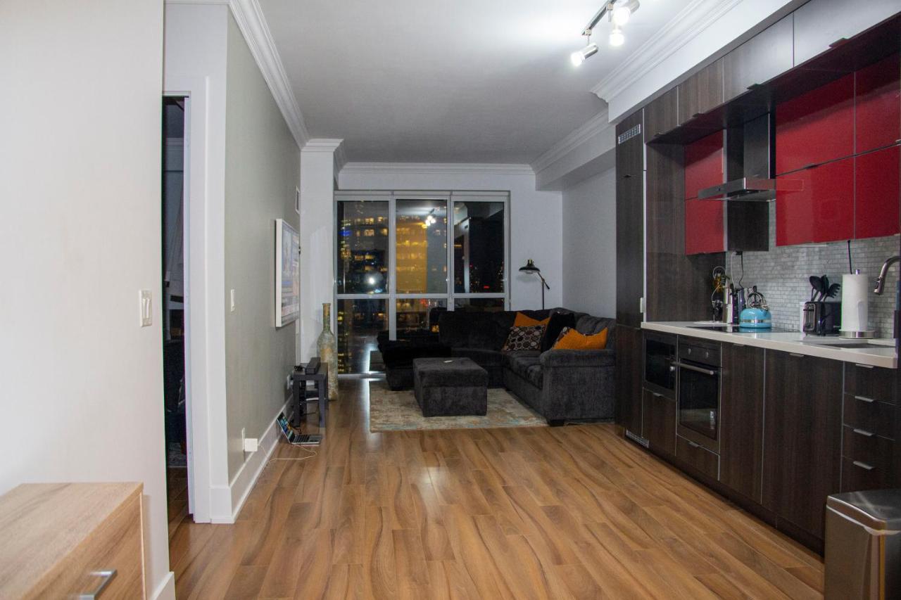 Downtown High-Rise Condo- Cn Tower View Toronto Esterno foto
